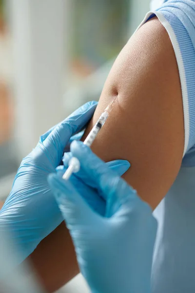 Médico fazendo injeção no ombro — Fotografia de Stock