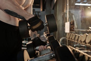 Stand 'dan Dambılları alan Adam