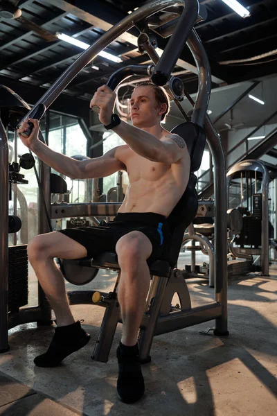 肌肉男在健身房辛苦工作 — 图库照片