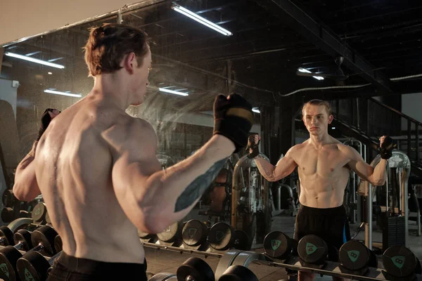 Uomo senza maglietta Flessione Muscoli in palestra — Foto Stock