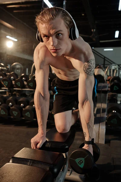 Człowiek robi ćwiczenia na Triceps — Zdjęcie stockowe