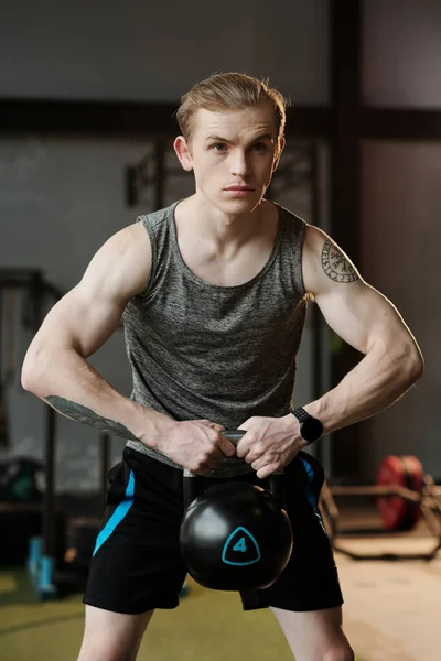 Sportsman levantando Kettle Bell — Fotografia de Stock