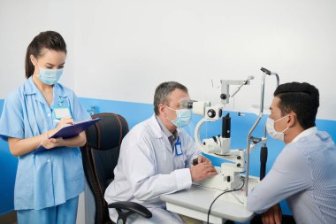 Doktor, hastanın IOP 'sini kontrol ediyor