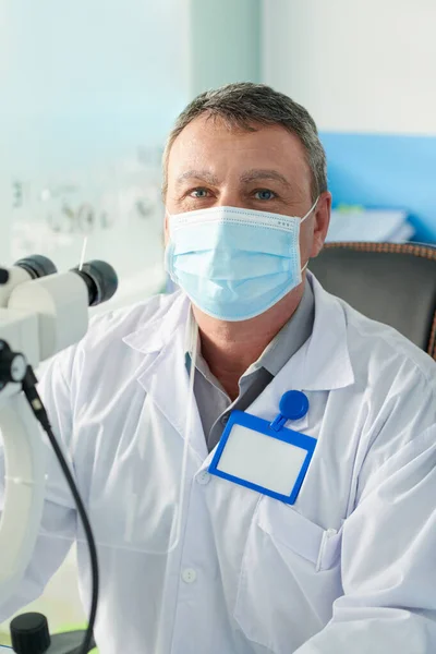 Optometrista in Maschera Medica — Foto Stock