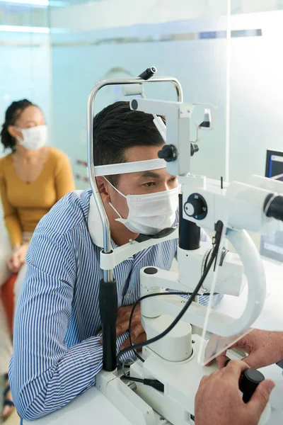 Mann untersucht Augen auf Glaukom — Stockfoto