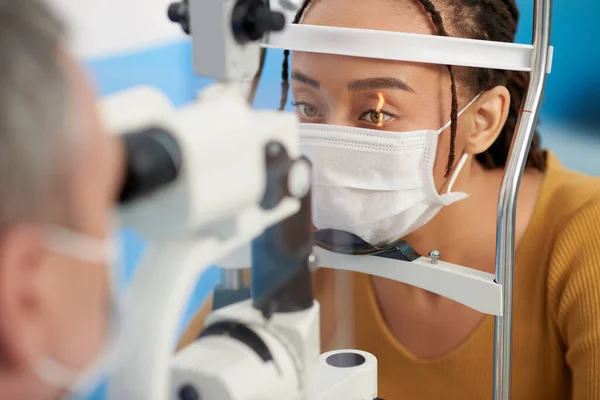 Optometrista usando SlitLlamp — Fotografia de Stock