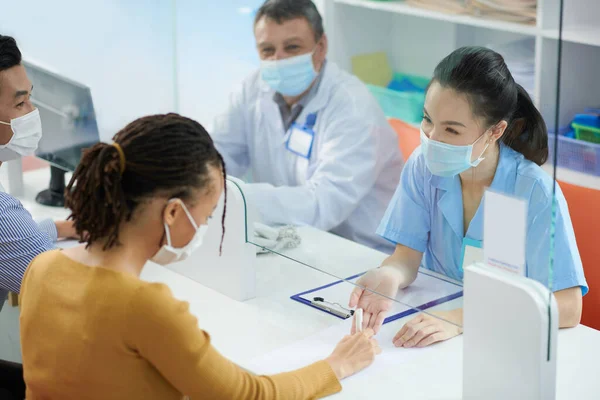 Patient Filling Form at Reception — Stock Photo, Image