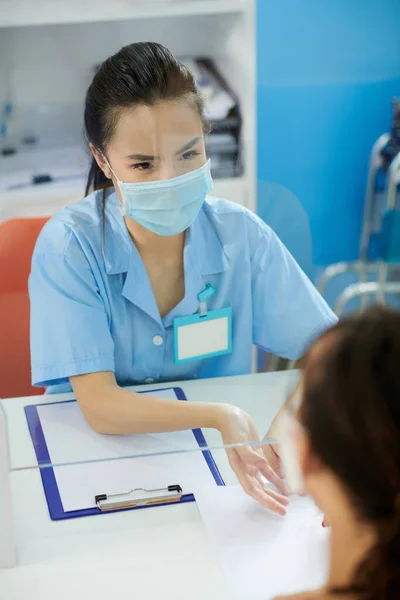 Krankenschwester gibt Patientin Form — Stockfoto