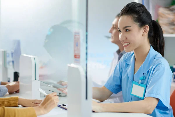 Krankenschwester arbeitet an der Krankenhausrezeption — Stockfoto