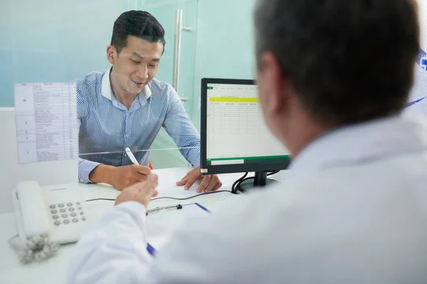 Formulario de llenado de pacientes en recepción — Foto de Stock