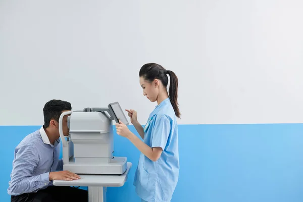 Maszyna do ustawiania refraktometru przez lekarza — Zdjęcie stockowe