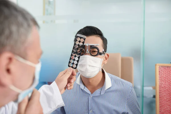 Kontrola očního okolí pacienta — Stock fotografie