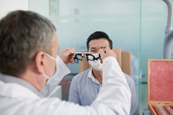 Verstellbarer Versuchsrahmen für Patienten — Stockfoto