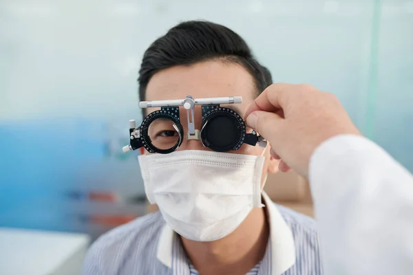 Patient in der Augenklinik — Stockfoto