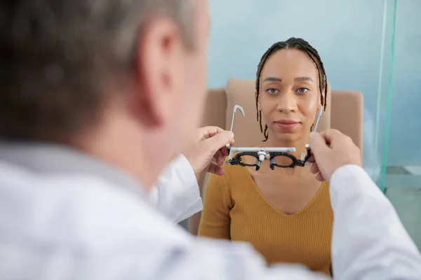 Mujer visitando Eye Doctor —  Fotos de Stock