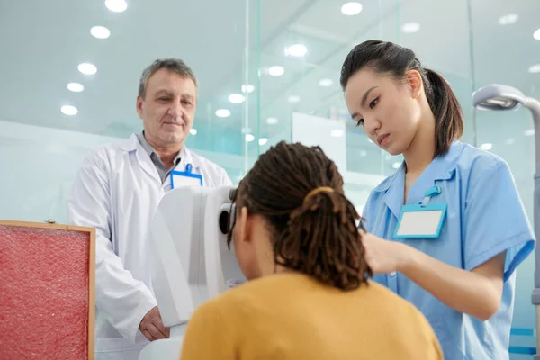 Augen prüfen mit Autorefraktor — Stockfoto