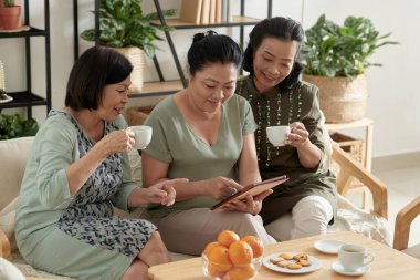 Evde Kıdemli Kadınlar Toplandı