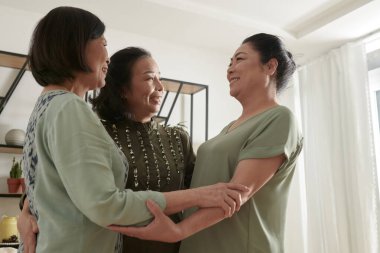 Kucaklama kıdemli arkadaşlar