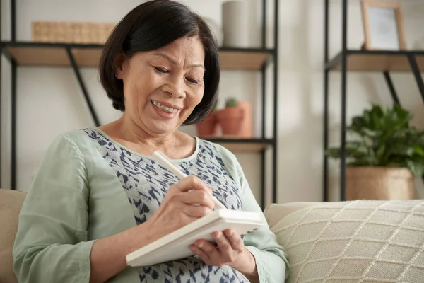 Vrouw Schrijven in Dankbaarheid Journal — Stockfoto