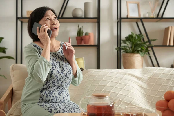 Емоційна старша жінка розмовляє по телефону — стокове фото