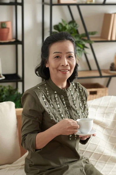 Senior mulher bebendo chá — Fotografia de Stock