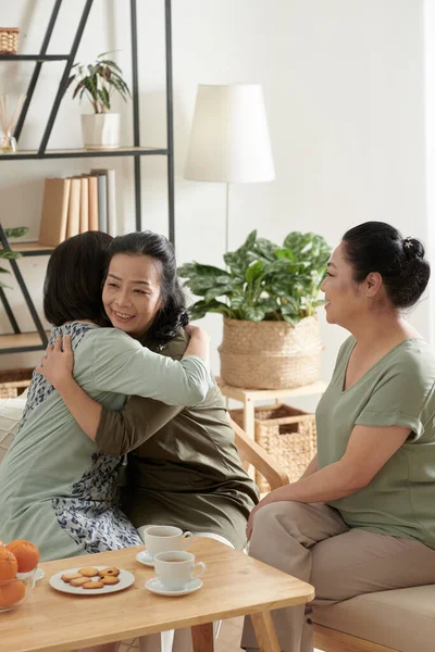 Senior vrouw knuffelen haar vriend — Stockfoto