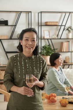 Huzurevi partisine katılan Yaşlı Kadın