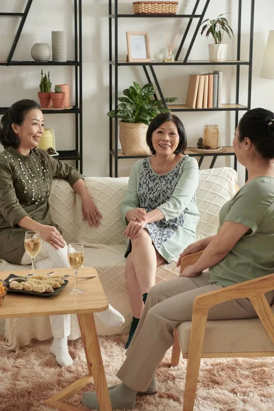 Senior Friends diskuterar nyheter och skvaller — Stockfoto