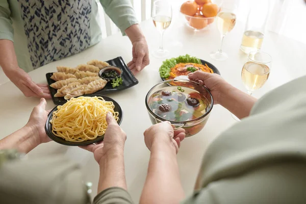 Ženy Přátelé uvedení potravin na stůl — Stock fotografie