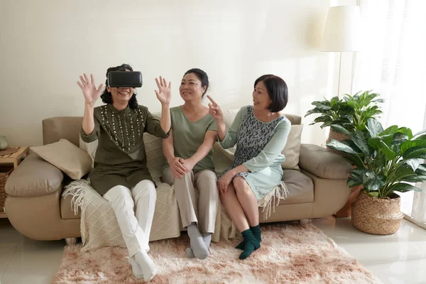 Senior Friends με VR ακουστικά — Φωτογραφία Αρχείου