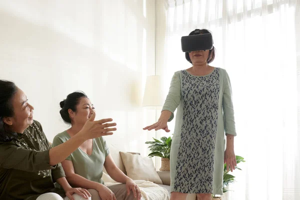 Perempuan Senior Berjalan di Headset VR — Stok Foto