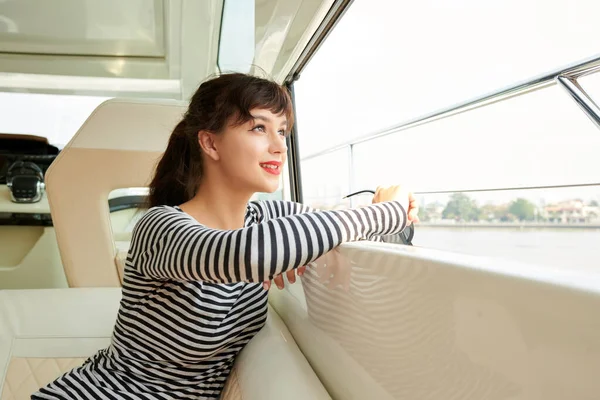 Godere della vista dalla finestra dello yacht — Foto Stock