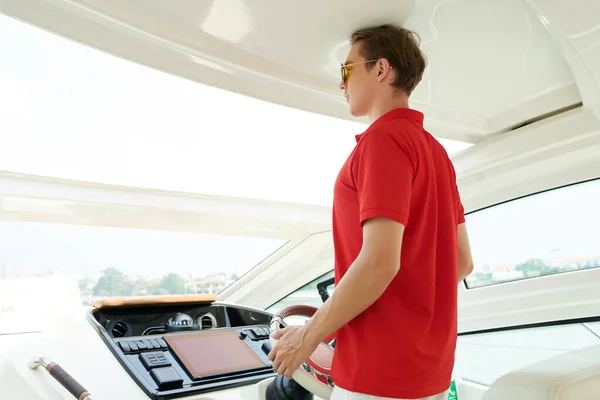 Man Navigating Luxuoso barco à vela — Fotografia de Stock