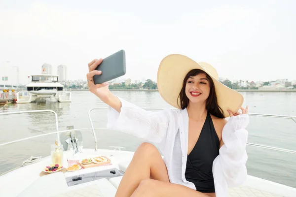 Donna prendendo selfie su yacht — Foto Stock