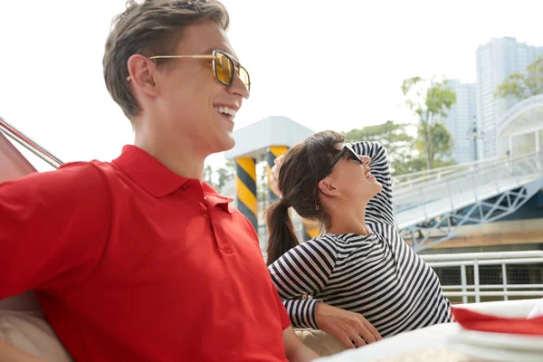 Paar genießt Bootsfahrt durch die Stadt — Stockfoto