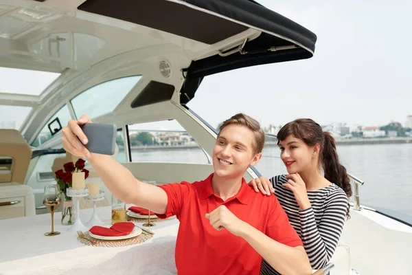 Coppia prendere selfie su yacht — Foto Stock
