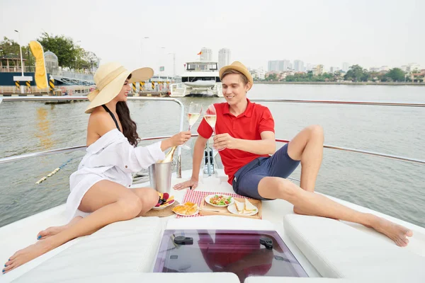 Paar genießt Picknick auf Jacht — Stockfoto
