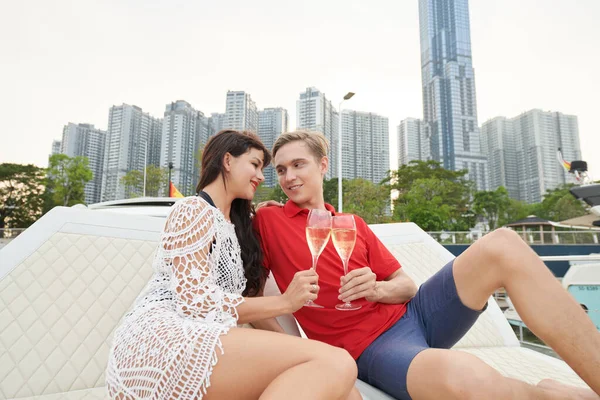 Casal Relaxante em Barco de luxo — Fotografia de Stock