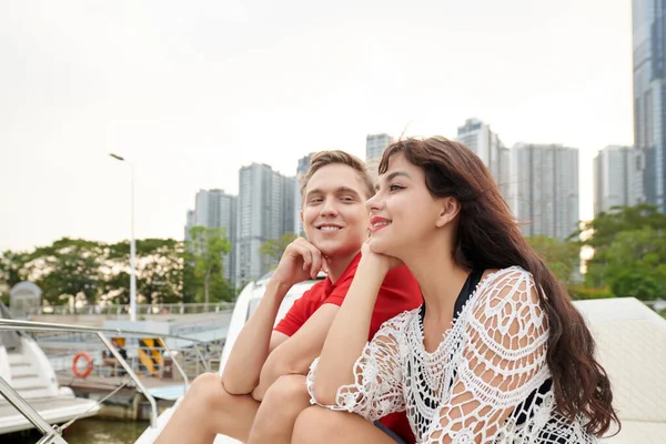 Casal vela no barco — Fotografia de Stock