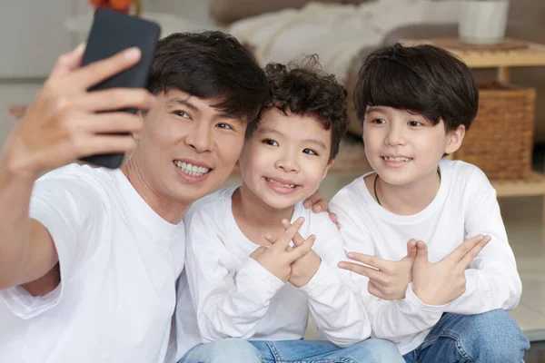 Padre e hijos tomando selfie — Foto de Stock