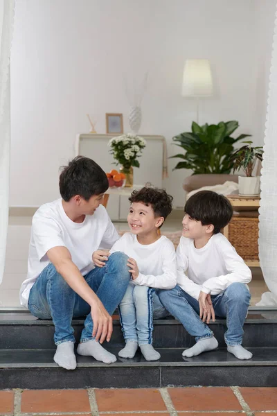 Szczęśliwy ojciec i dwóch synów — Zdjęcie stockowe