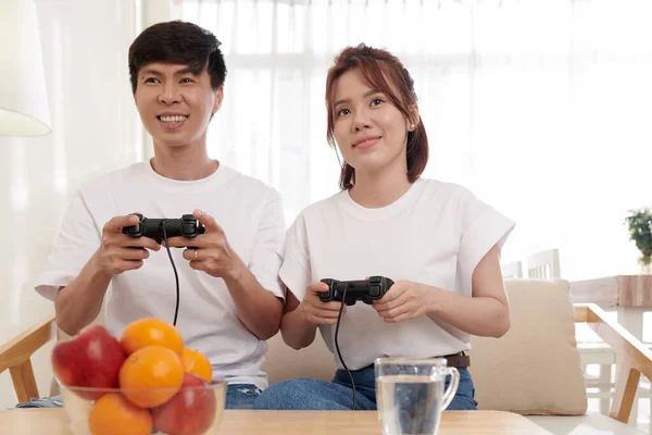 Video oyunu oynarken Çift — Stok fotoğraf