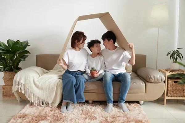 Famiglia sotto tetto di cartone — Foto Stock