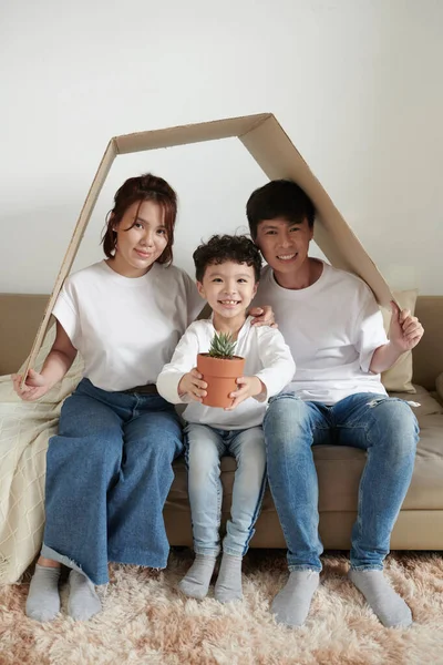 Familia feliz en casa — Foto de Stock