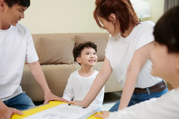 Ragazzo che aiuta con valigia da imballaggio — Foto Stock