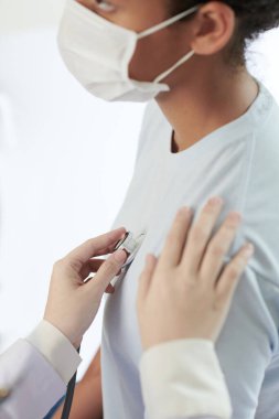 Hastanedeki hastayı muayene eden doktor.