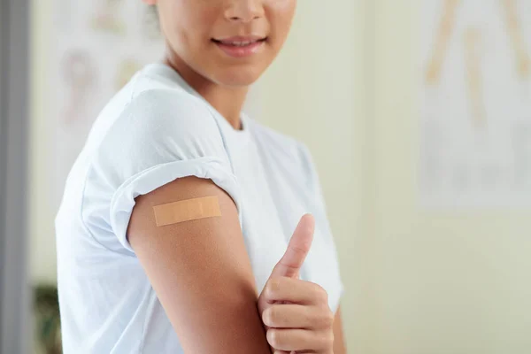 Patient bekommt Impfstoff im Krankenhaus — Stockfoto