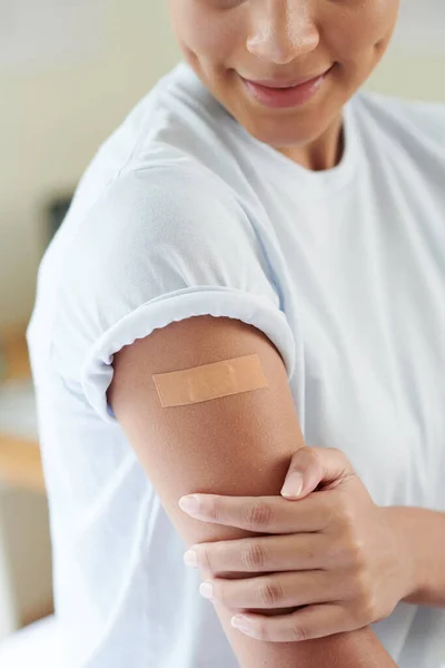 Meisje krijgt vaccin van covid — Stockfoto