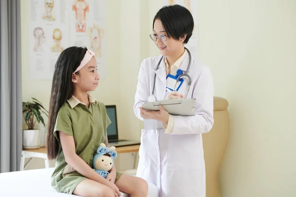 Arzt untersucht kleine Patientin im Krankenhaus — Stockfoto