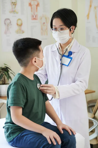 Pediatra examinando al pequeño paciente en el hospital — Foto de Stock